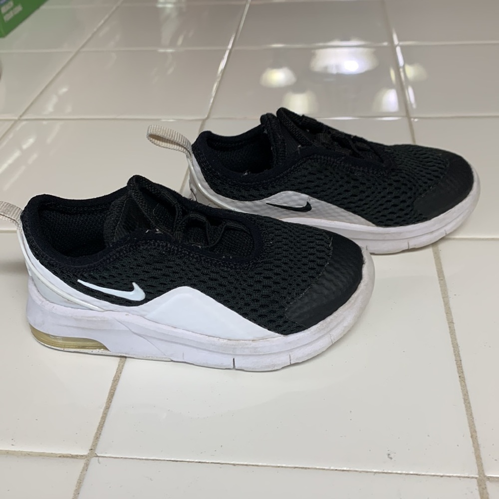 7c black/white Nike Air slip ons. Light weight and gently used.